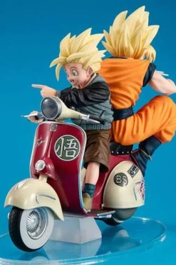 Super Saiyan Son Goku & Super Saiyan Son Gohan on Motorbike Desktop PVC Diorama 16 cm