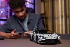 Supersportsbilen Lamborghini Revuelto (42214)